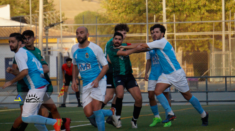 Los jugadores del Écija C.F. atacan un córner ante la oposición de los defensores del C.D. Pedrera.