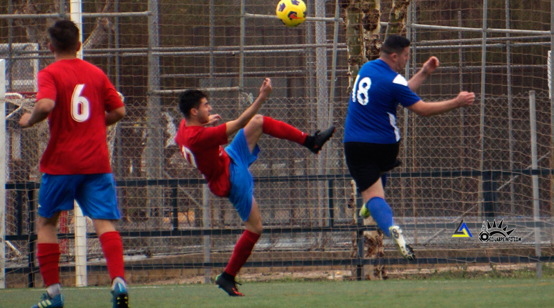 Jero del Nevaluz Écija U.D. pugna la pelota con un rival de La Roda C.F.