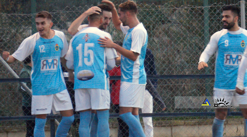 Los jugadores del Écija C.F. celebran un tanto conseguido en el 2-0 ante el Écija Balompié