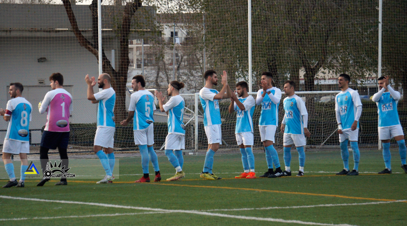 Los jugadores del Écija C.F. saludan al respetable en el derbi ecijano.