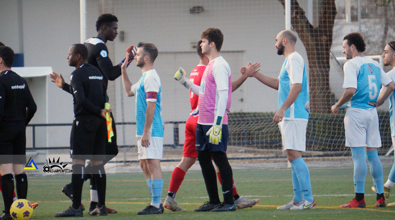 Los jugadores del Écija C.F. realizan el saludo protocolario antes del derbi ecijano contra el Écija Balompié.