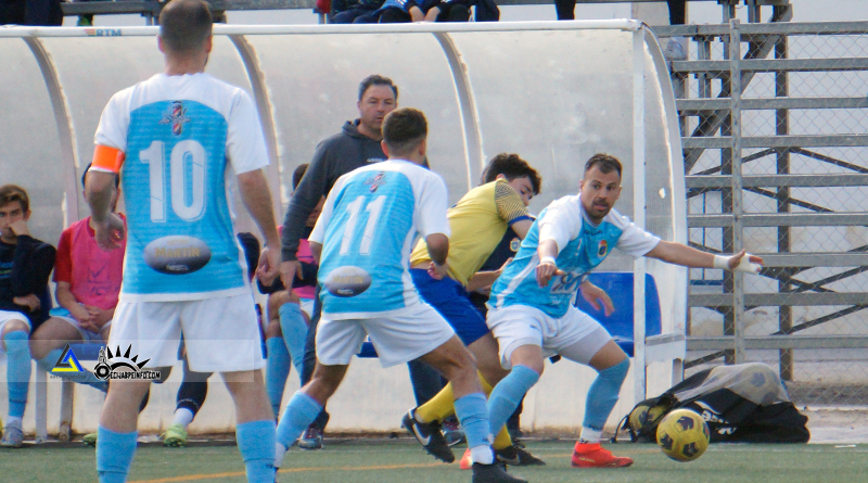 José María Copete, del Écija CF, trata de defender la bola ante la oposición de un jugador de La Motilla FC.
