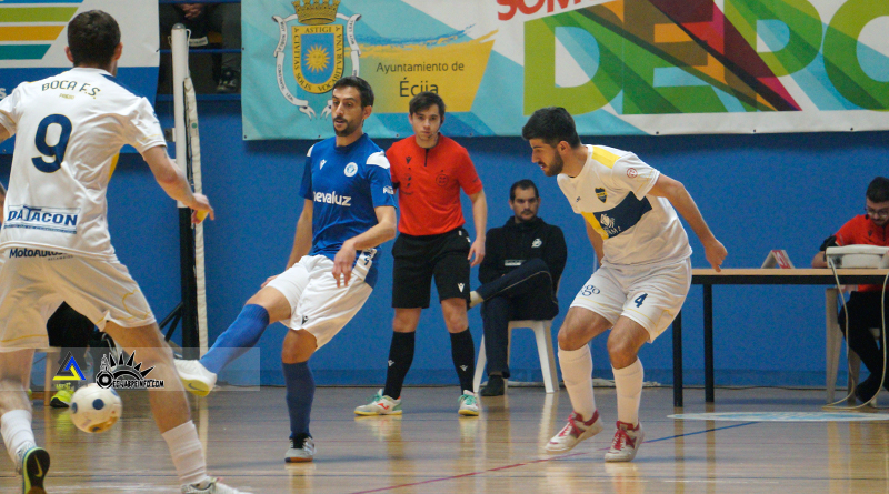 Mechero, del Nevaluz Écija UD, golpea la pelota ante la atenta mirada de los jugadores del Boca FS Priego.
