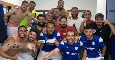 Los jugadores junto al staff técnico del Nevaluz Écija UD festejan la victoria ante La Palma FS.