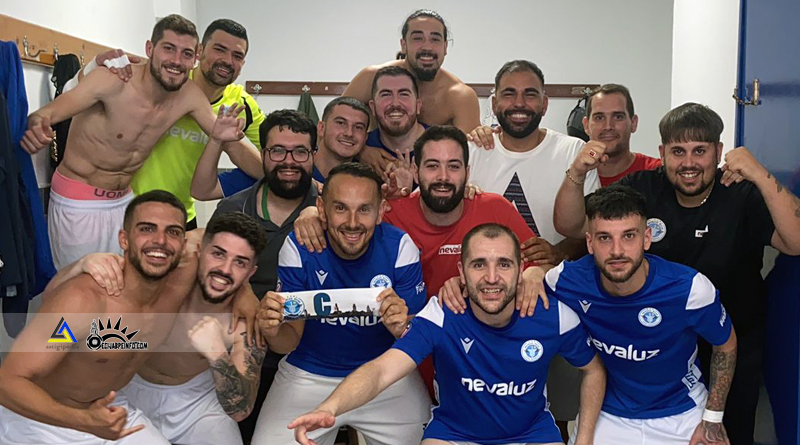 Los jugadores junto al staff técnico del Nevaluz Écija UD festejan la victoria ante La Palma FS.