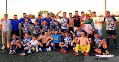 Los jugadores de CD Fuentes festejan el triunfo conseguido ante el CDF Herrera.