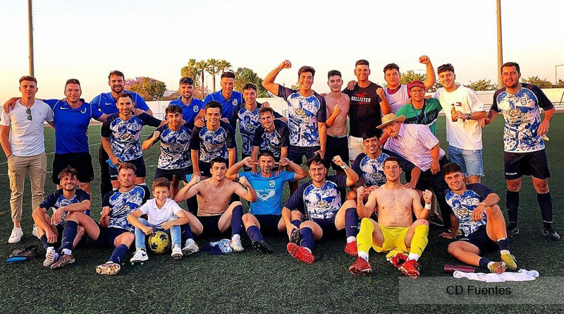 Los jugadores de CD Fuentes festejan el triunfo conseguido ante el CDF Herrera.