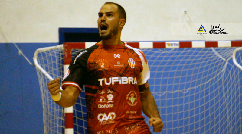 Duvi, del ADYO, celebra un gol anotado al Nevaluz Écija UD.